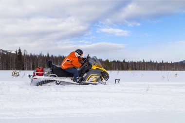 Atlet Urallar dağlarında bir kar mobil sürmek.