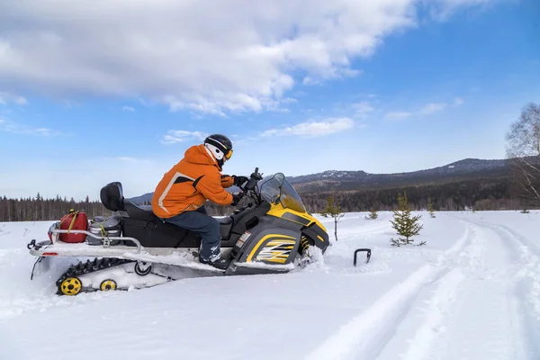 Sportowiec Jeździ Skutami Śnieżnymi Górach Urals — Zdjęcie stockowe