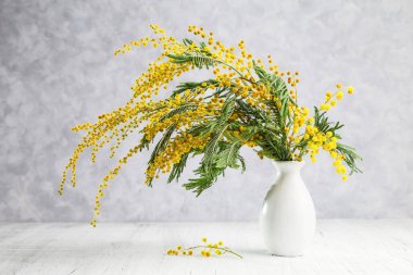 Fotokopi alanı olan bir vazoda Mimosa buketi.