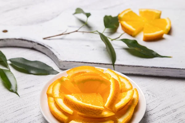 Flor Rodajas Naranja Una Tabla Madera —  Fotos de Stock