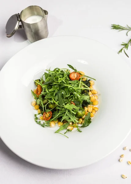 Salade Van Kikkererwten Gedroogde Tomaten Spruitjes Arugula Een Witte Plaat — Stockfoto