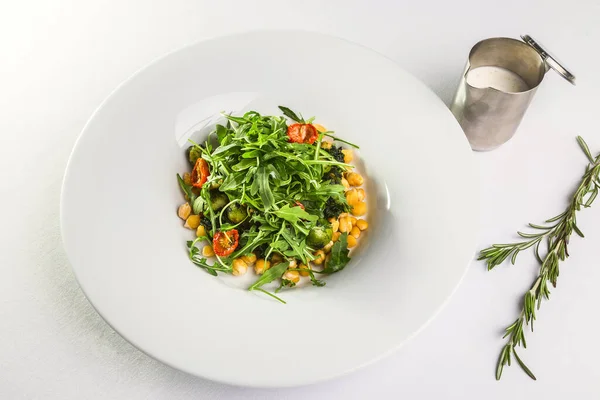Salade Van Kikkererwten Gedroogde Tomaten Spruitjes Arugula Een Witte Plaat — Stockfoto