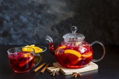 Portakallı, kızılcıklı, kızılcıklı ve baharatlı meyve çayı..