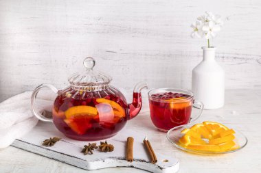 Portakallı, kızılcıklı, kızılcıklı ve baharatlı meyve çayı..
