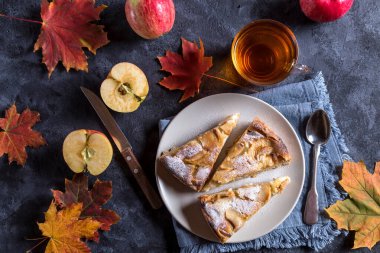 Elmalı turta ile resim.