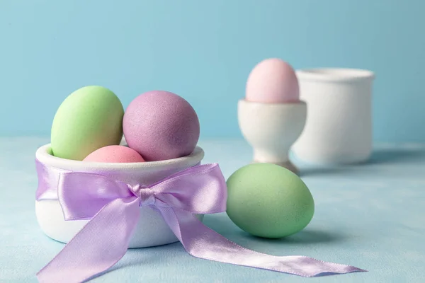 Feliz Pascua Huevos Colores Tradicionales Sobre Fondo Azul — Foto de Stock