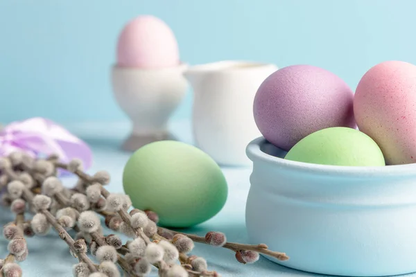 Feliz Pascua Huevos Colores Tradicionales Sobre Fondo Azul — Foto de Stock