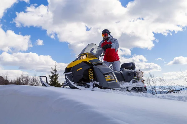 Atleta Una Motoslitta Che Muove Nella Foresta Invernale Tra Montagne — Foto Stock