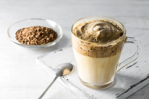 冰达尔戈纳咖啡 时髦的蓬松奶油咖啡 浅色背景的搅拌咖啡 — 图库照片