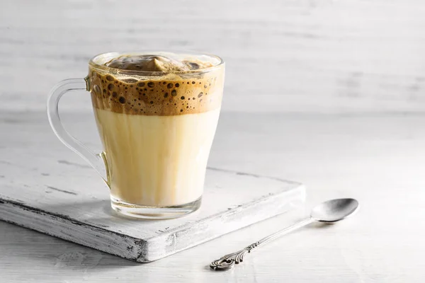Ledová Dalgona Káva Módní Nadýchané Krémové Šlehané Kávy Světle Barevném — Stock fotografie