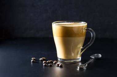 Buzlu Dalgona Kahve, koyu arkaplanda kremalı kremalı kahve..