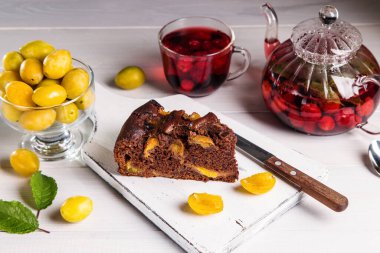 Bir çaydanlık erik ve berry çay ile Çikolatalı kek.