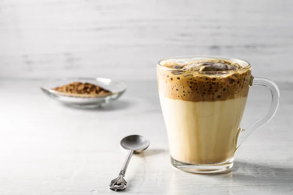 Iced Dalgona Coffee Modischer Flauschig Cremiger Schlagkaffee Auf Hellem Hintergrund — Stockfoto