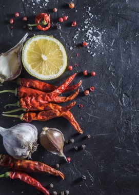 Baharatlı mutfak arkaplanı: sarımsak, tuz, biber ve limon. Kopyalama alanı olan üst görünüm.