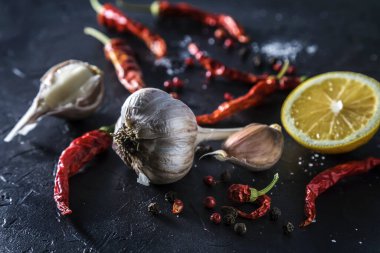 Baharatlı mutfak arkaplanı: sarımsak, tuz, biber ve limon. 