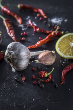 Baharatlı mutfak arkaplanı: sarımsak, tuz, biber ve limon. 