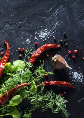 Baharatlı mutfak arka planı: bir buket dereotu, salata koltukları, sarımsak, tuz ve biber. Yukarıdan görüntüle.