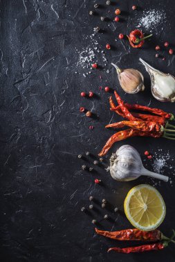 Baharatlı mutfak arkaplanı: sarımsak, tuz, biber ve limon. Kopyalama alanı olan üst görünüm.