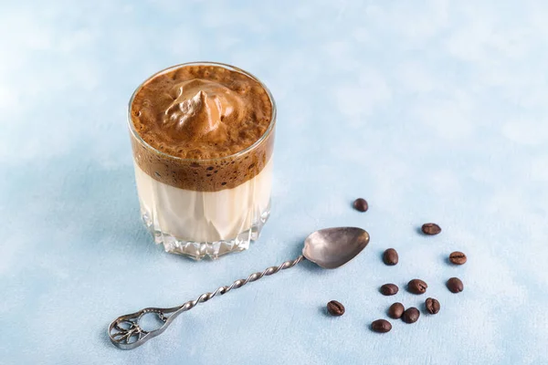 冰达尔戈纳咖啡 时髦的蓬松奶油咖啡 蓝色背景的搅拌咖啡 — 图库照片