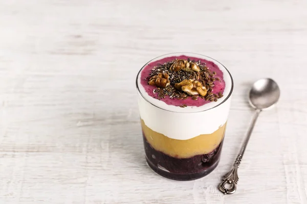 Deliciosa Camada Sobremesa Iogurte Com Molho Maçã Compota Groselha Nozes — Fotografia de Stock