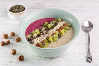 Elma üzümlü meyve ve chia tohumlu meyve suyu kasesi. Sağlıklı kahvaltı..