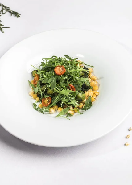 Salade Van Kikkererwten Gedroogde Tomaten Spruitjes Arugula Een Witte Plaat — Stockfoto