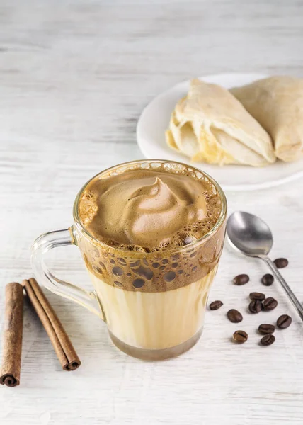 冰达尔戈纳咖啡 时髦的蓬松奶油搅拌咖啡在轻薄的背景下 — 图库照片