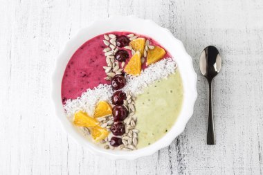 Vişne, portakal, hindistan cevizi gevreği ve ayçiçeği tohumlu elmalı üzümlü meyve suyu kasesi. Sağlıklı kahvaltı..