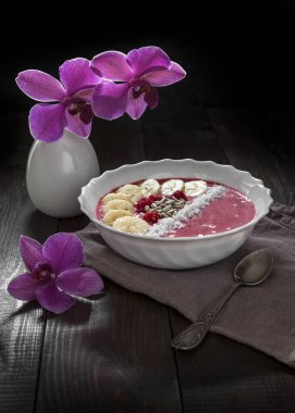 Muz, ahududu, hindistan cevizi ve tohumlu elma üzümü kasesi. Sağlıklı kahvaltı..