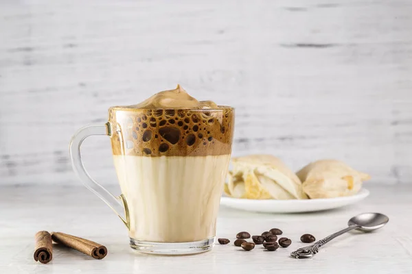 Iced Dalgona Coffee Fashionable Fluffy Creamy Whipped Coffee Light Background — Stock Photo, Image