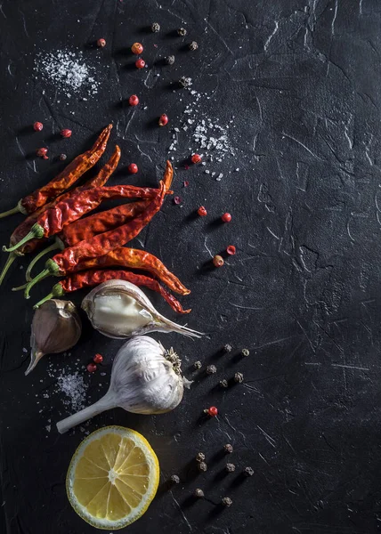 Baharatlı mutfak arkaplanı: sarımsak, tuz, biber ve limon. Kopyalama alanı olan üst görünüm.