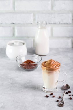 Buzlu Dalgona Kahve, yumuşak kremalı kremalı kahve açık renkli arka plan.