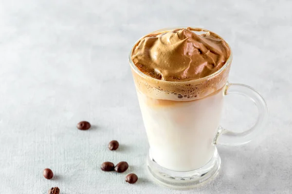 Iced Dalgona Coffee Fashionable Fluffy Creamy Whipped Coffee Light Coloured — Stock Photo, Image