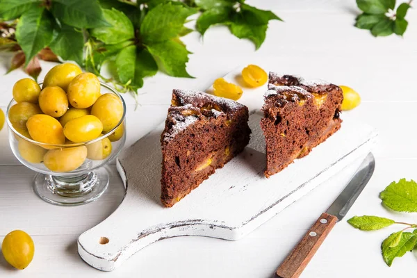 Gâteau Chocolat Aux Prunes Jaunes Sur Une Table Bois — Photo