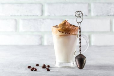 Buzlu Dalgona Kahve, yumuşak kremalı kremalı kahve açık renkli arka plan.