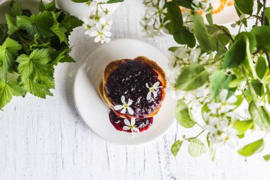Açık arkaplanda siyah üzümlü börek yığını..