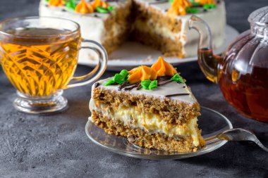 Ev yapımı havuçlu kek, fındıklı ve portakallı..