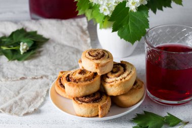 Tarçınlı ev yapımı kurabiyeler ve arka planda meyve içeceği..