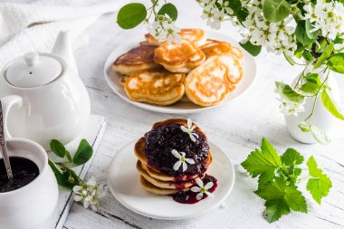 Açık arkaplanda siyah üzümlü börek yığını..