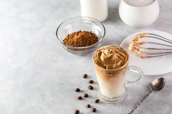 冰达尔戈纳咖啡 时髦的蓬松奶油咖啡 浅色背景的搅拌咖啡 — 图库照片