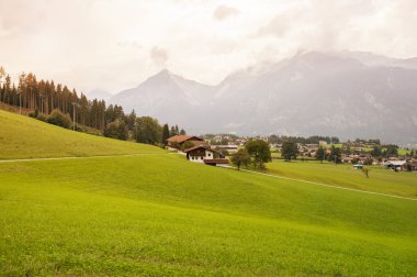 Dağlar ve çim South Tyrol, peyzaj