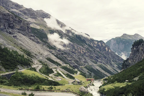 Landschap van bergen en gras van Zuid-Tirol — Stockfoto