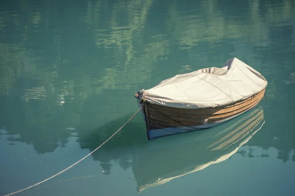 Dřevěná loď na modré jezero Jižní Tyrolsko — Stock fotografie