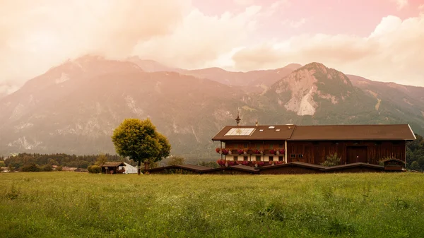 Paisagem de Montanhas e grama do Tirol do Sul — Fotografia de Stock