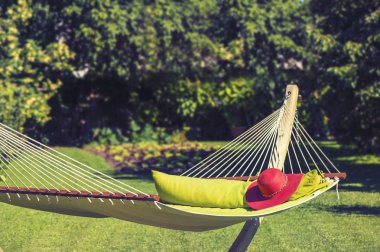 Red Hat üzerinde bir hamakta Bahçe