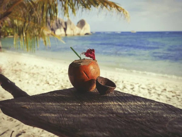 Kokos Seychely se slámou na stole před oceán — Stock fotografie