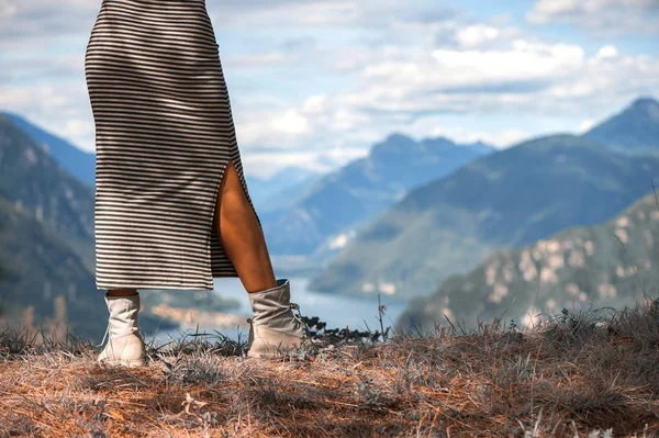 Jovem fêmea contra o pano de fundo das montanhas do Sul do Tirol — Fotografia de Stock
