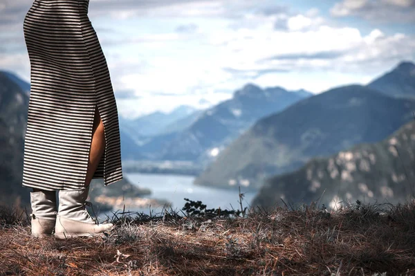 Jovem fêmea contra o pano de fundo das montanhas do Sul do Tirol — Fotografia de Stock