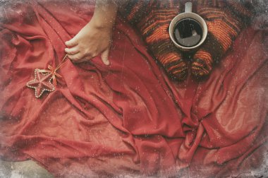 pencere kış boyunca bir eşarp ile çoraplı kadın bacakları