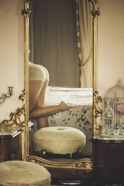 Nu belle jeune femme sur le lit dans un grand miroir — Photo